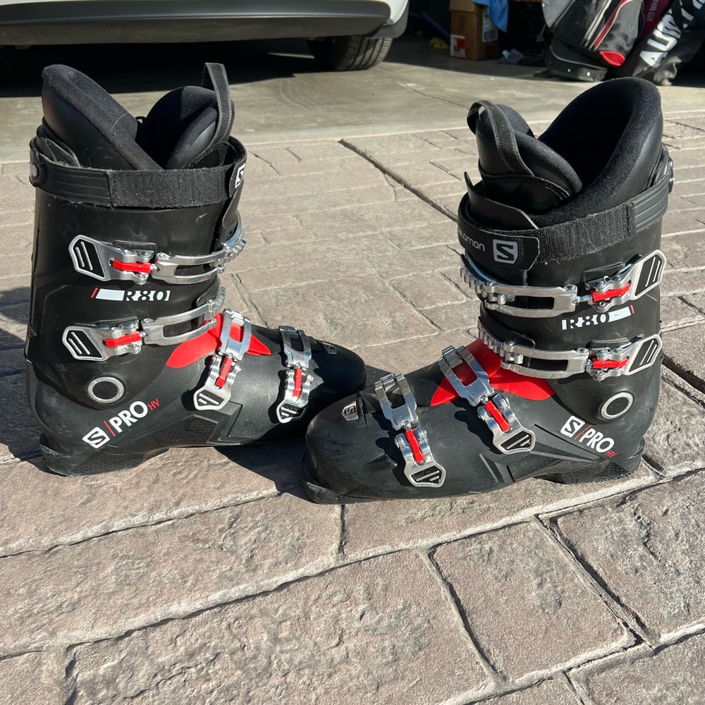 Men’s Salomon ski boots